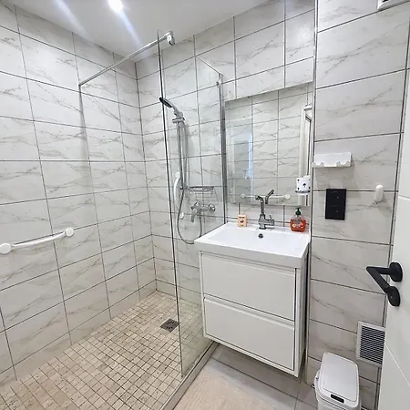 Apartament T2 Refait A Neuf A 50m De La Moure Rouge,climatise, Parking